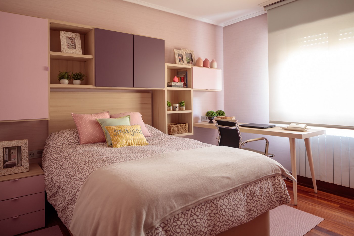 Dormitorio juvenil con cama y escritorio de Ros